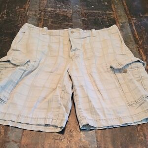 Izod Men's Blue Checkered Cargo Shorts